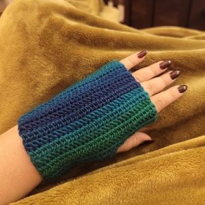 HANDMADE crochet FINGERLESS gloves.